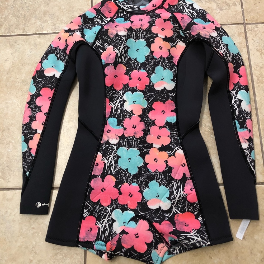 NEW Billabong spring suit